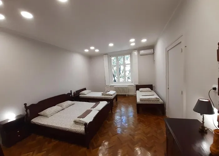 Downtown Apartment In Walk Zone With 3 Bedrooms And Garage