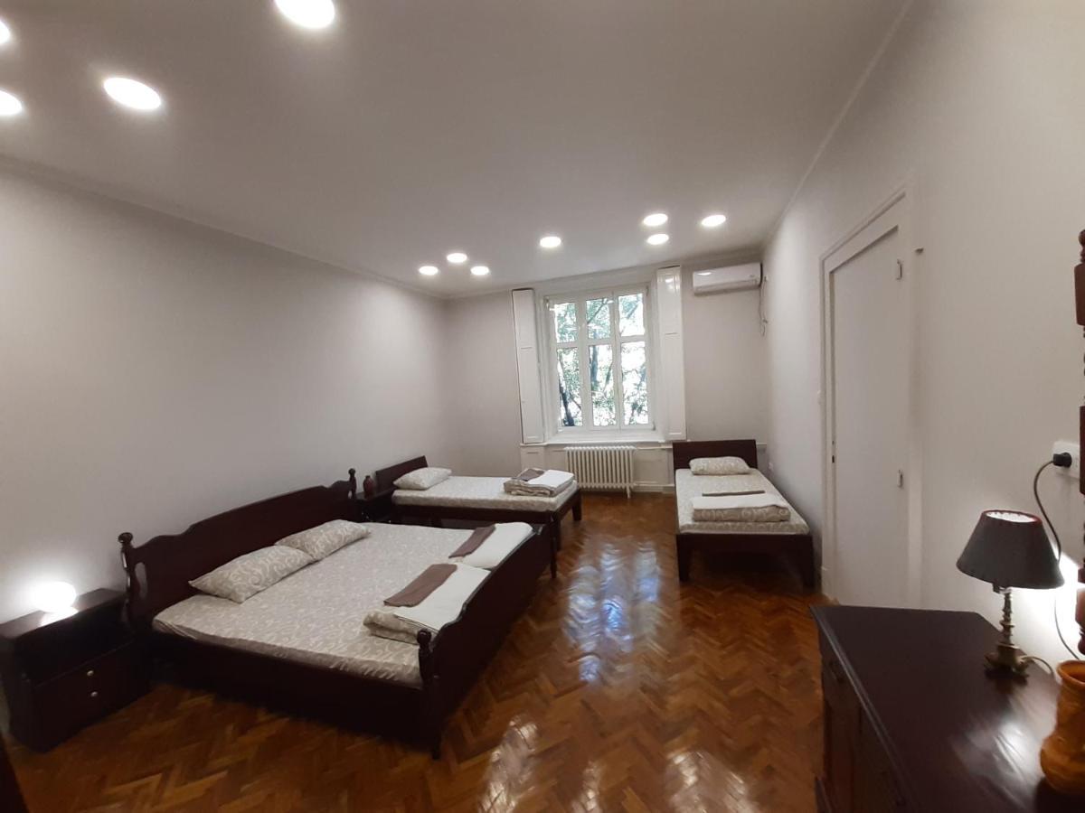 Apartment Downtown In Walk Zone With 3 Bedrooms And Garage