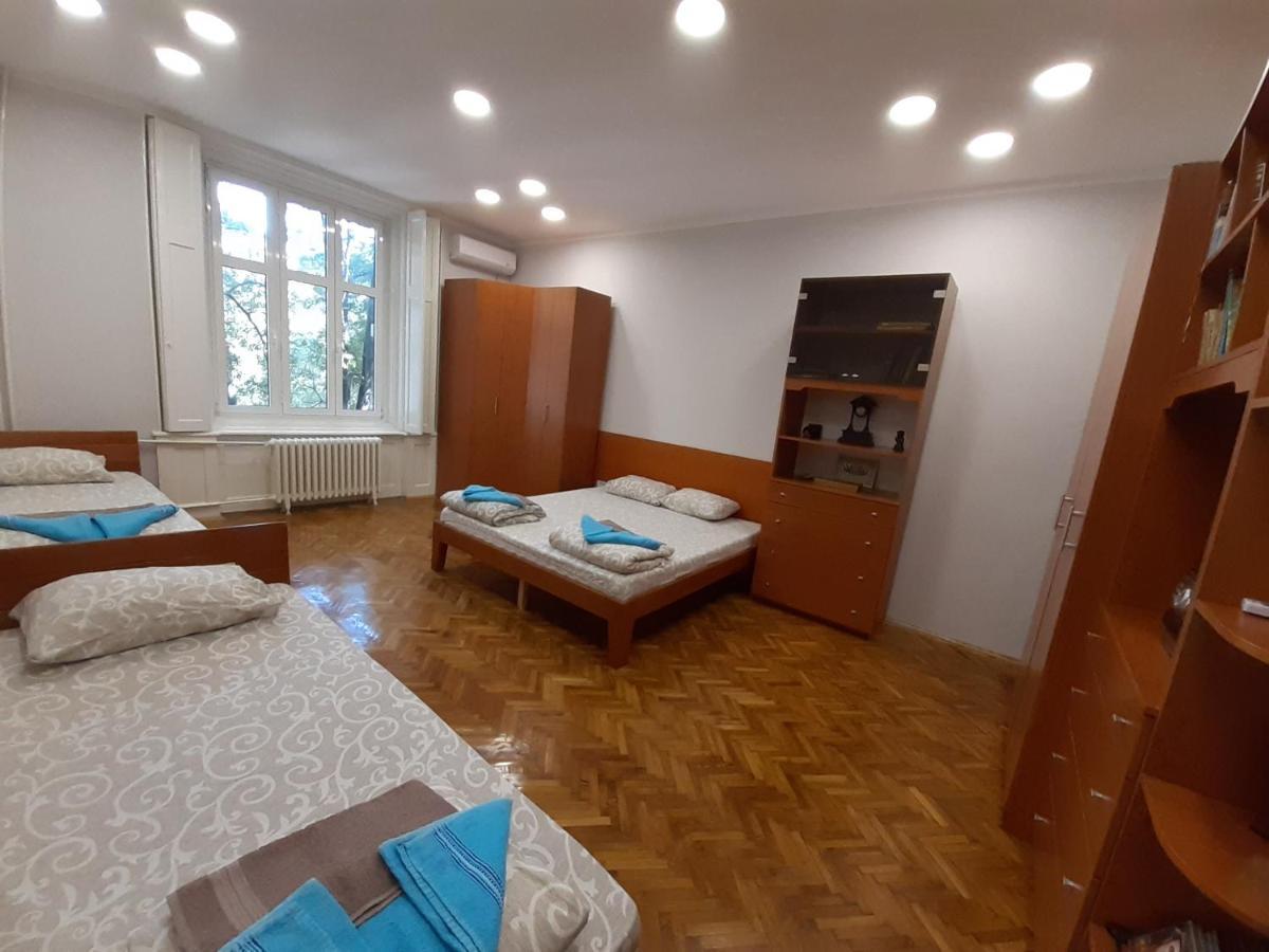 Apartment Downtown In Walk Zone With 3 Bedrooms And Garage