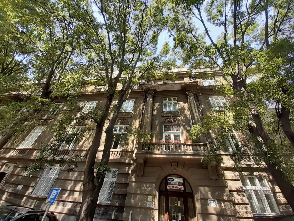 Downtown In Walk Zone With 3 Bedrooms And Garage *