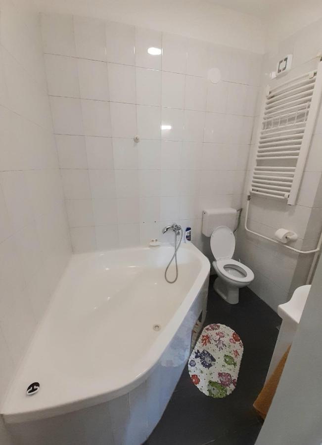 Downtown In Walk Zone With 3 Bedrooms And Garage *