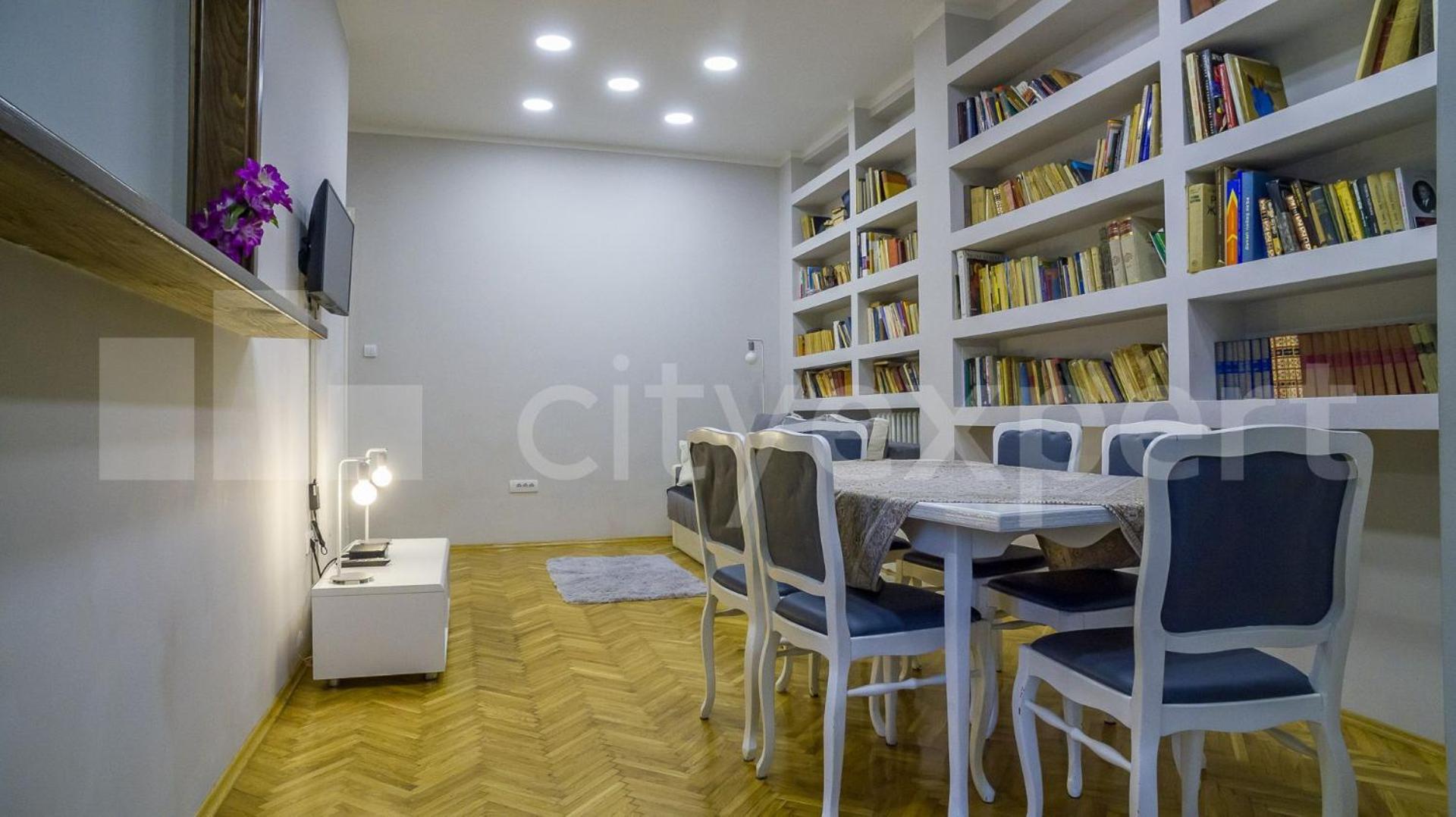 Downtown In Walk Zone With 3 Bedrooms And Garage